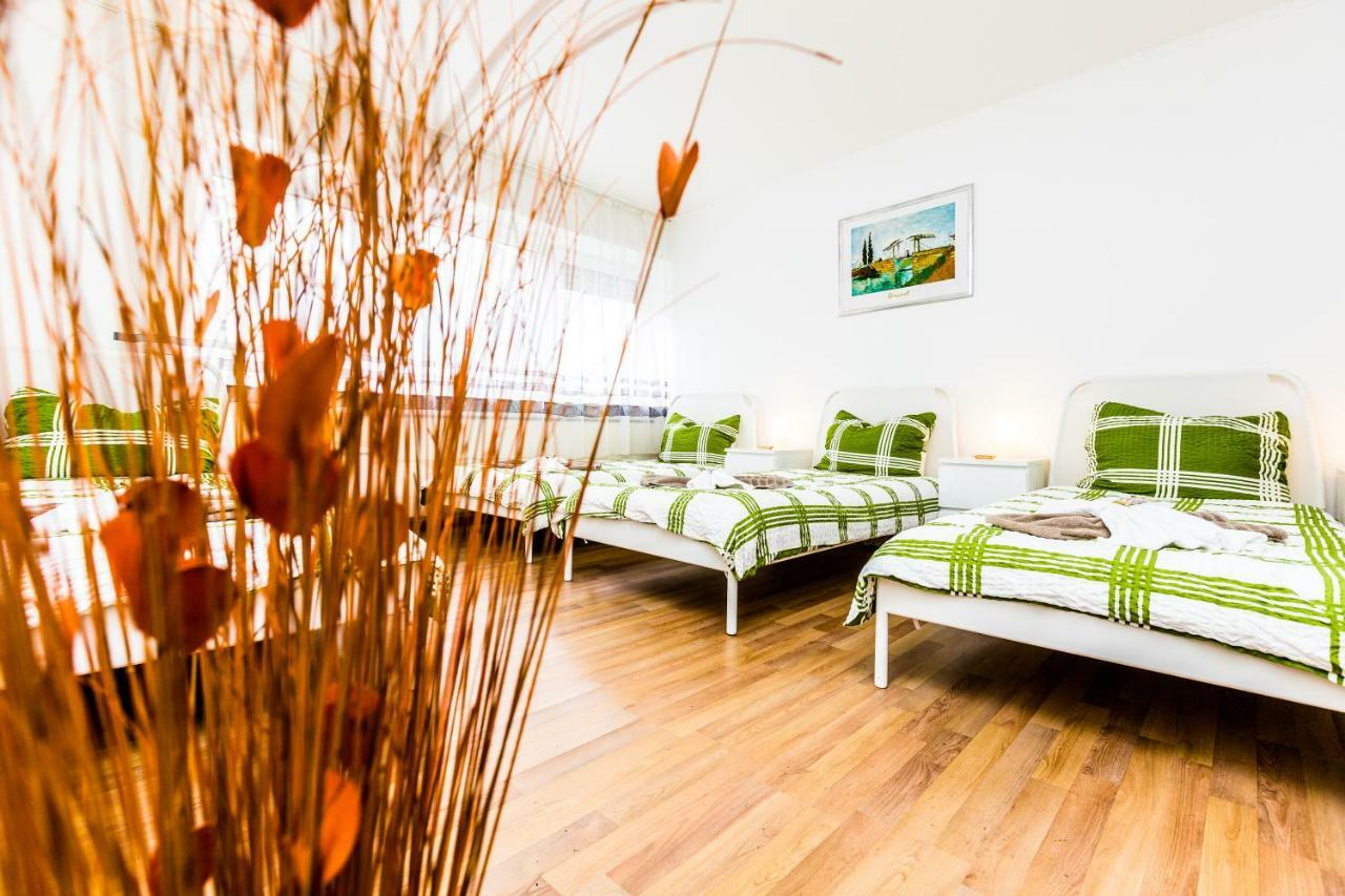 Workers Apartment Am Wiener Platz Кьолн Екстериор снимка