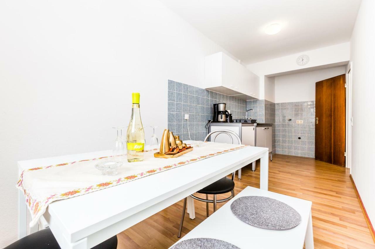 Workers Apartment Am Wiener Platz Кьолн Екстериор снимка