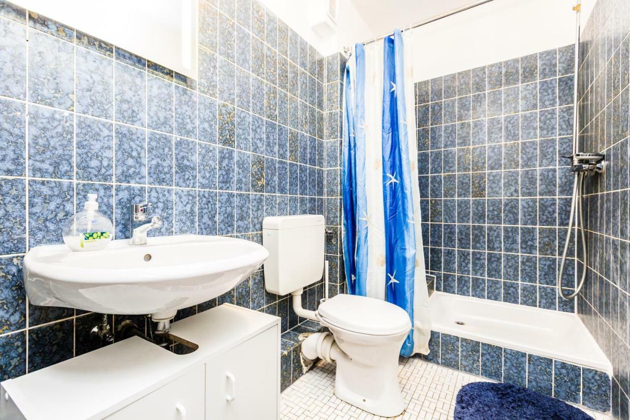 Workers Apartment Am Wiener Platz Кьолн Екстериор снимка